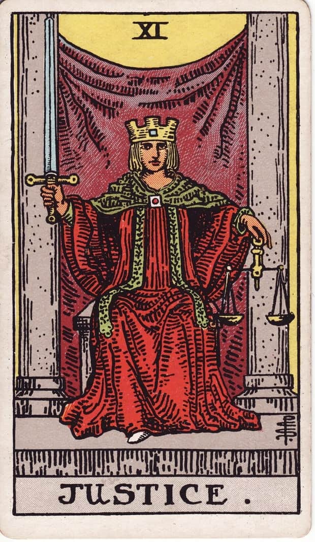 A gravura da carta A Justiça no baralho de tarot Rider-Waite-Smith