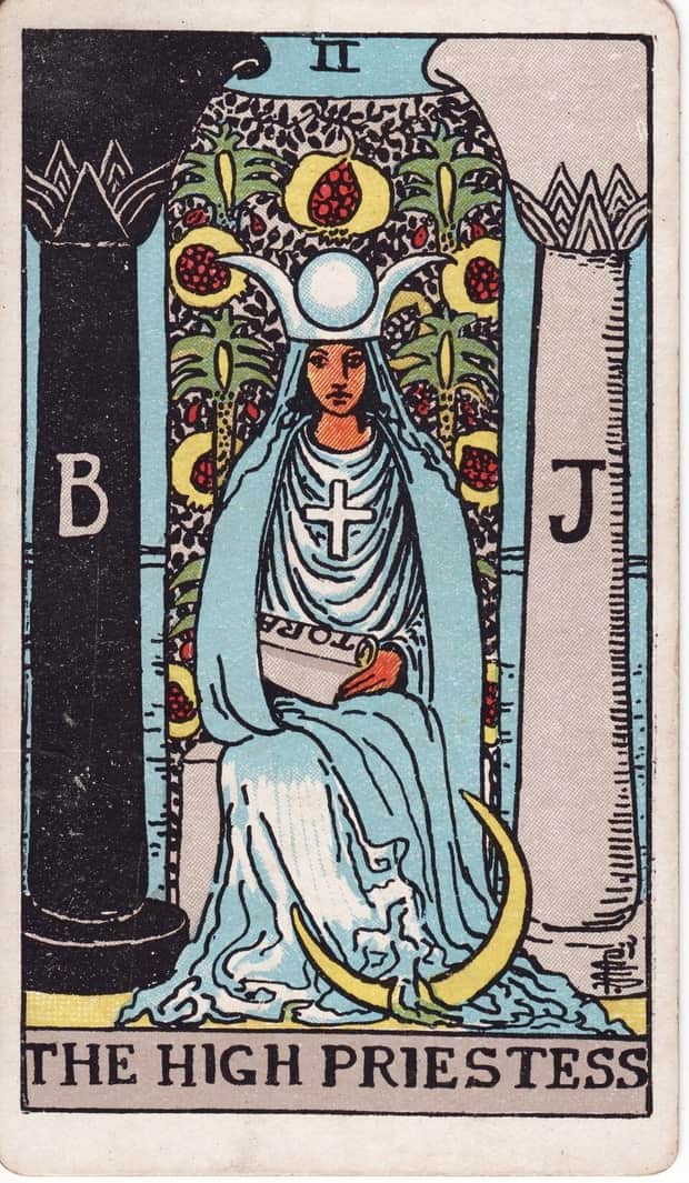 A gravura da carta A Sacerdotisa no baralho de tarot Rider-Waite-Smith