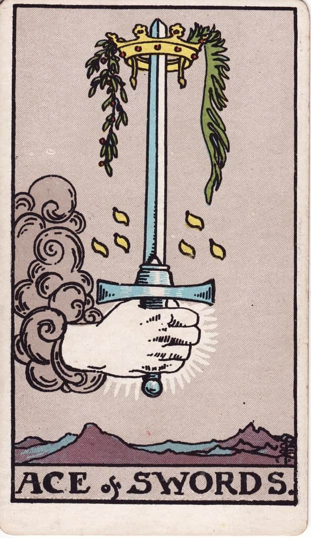A gravura da carta Ás de Espadas no baralho de tarot Rider-Waite-Smith