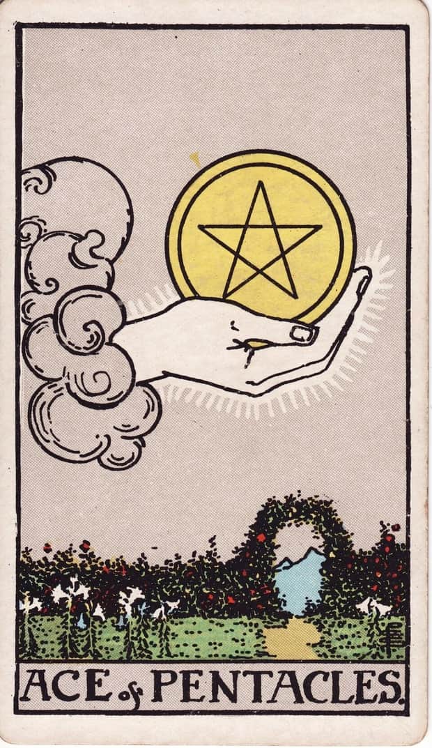 A gravura da carta Ás de Ouros no baralho de tarot Rider-Waite-Smith