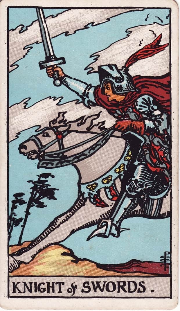 A gravura da carta Cavaleiro de Espadas no baralho de tarot Rider-Waite-Smith