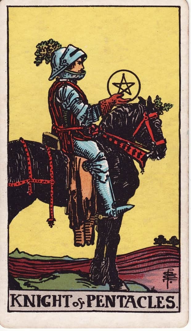 A gravura da carta Cavaleiro de Ouros no baralho de tarot Rider-Waite-Smith