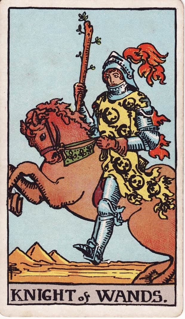 A gravura da carta Cavaleiro de Paus no baralho de tarot Rider-Waite-Smith