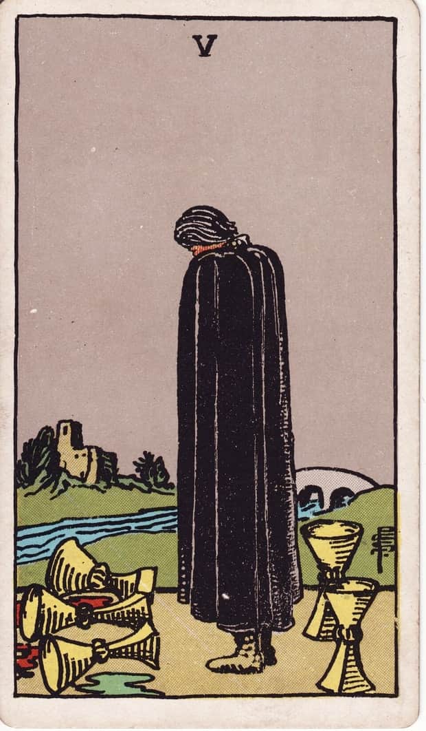 A gravura da carta Cinco de Copas no baralho de tarot Rider-Waite-Smith