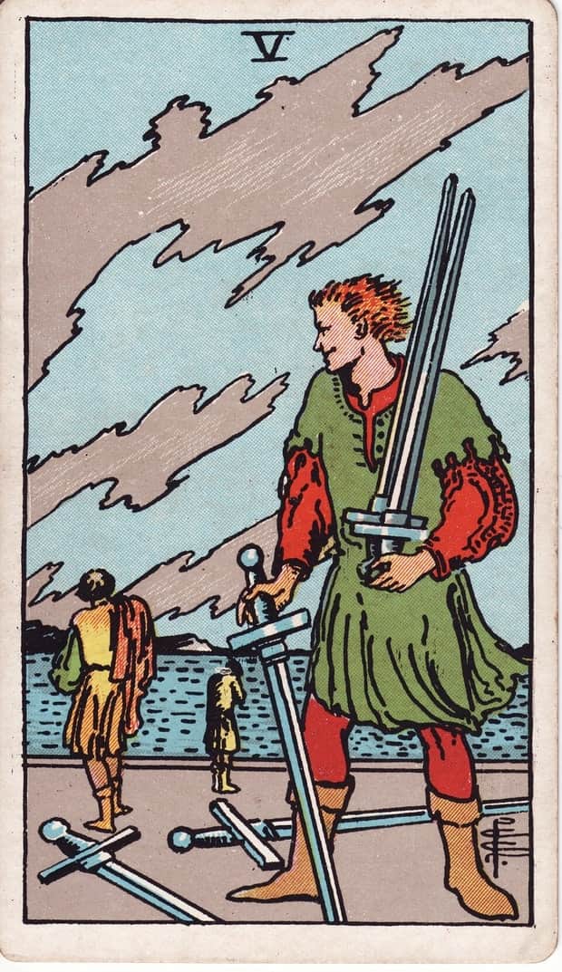 A gravura da carta Cinco de Espadas no baralho de tarot Rider-Waite-Smith