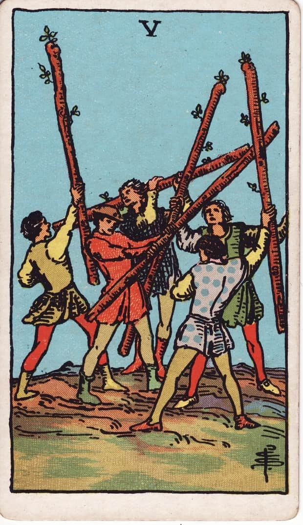 A gravura da carta Cinco de Paus no baralho de tarot Rider-Waite-Smith