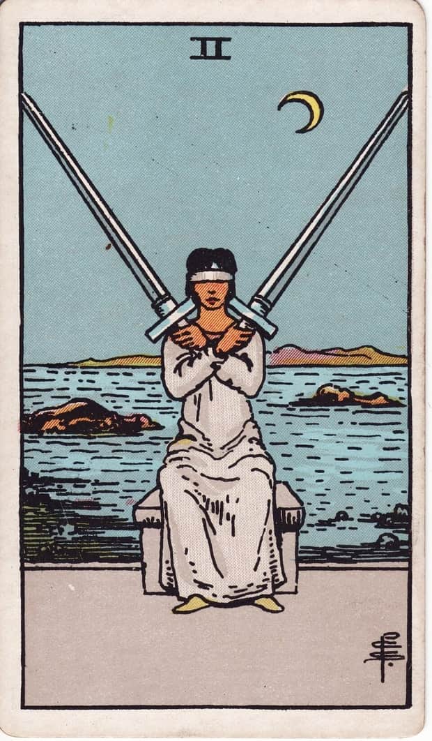 A gravura da carta Dois de Espadas no baralho de tarot Rider-Waite-Smith