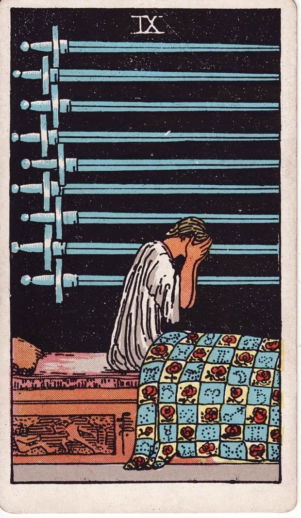 A gravura da carta Nove de Espadas no baralho de tarot Rider-Waite-Smith