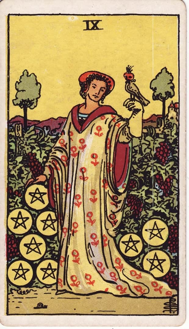 A gravura da carta Nove de Ouros no baralho de tarot Rider-Waite-Smith