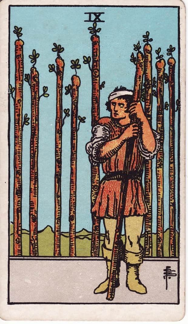 A gravura da carta Nove de Paus no baralho de tarot Rider-Waite-Smith