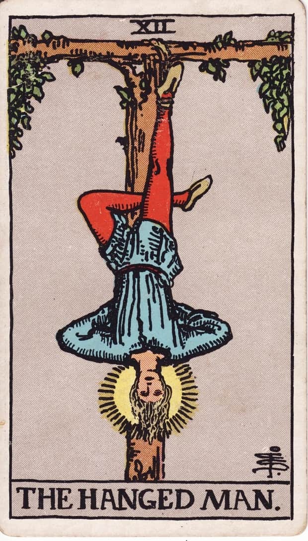 A gravura da carta O Enforcado no baralho de tarot Rider-Waite-Smith