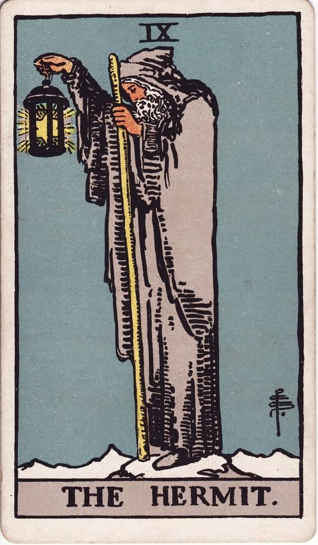 A gravura da carta O Eremita no baralho de tarot Rider-Waite-Smith