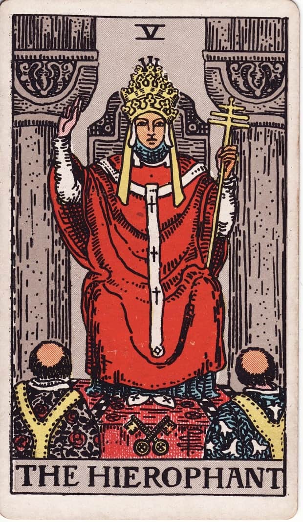 A gravura da carta O Hierofante no baralho de tarot Rider-Waite-Smith