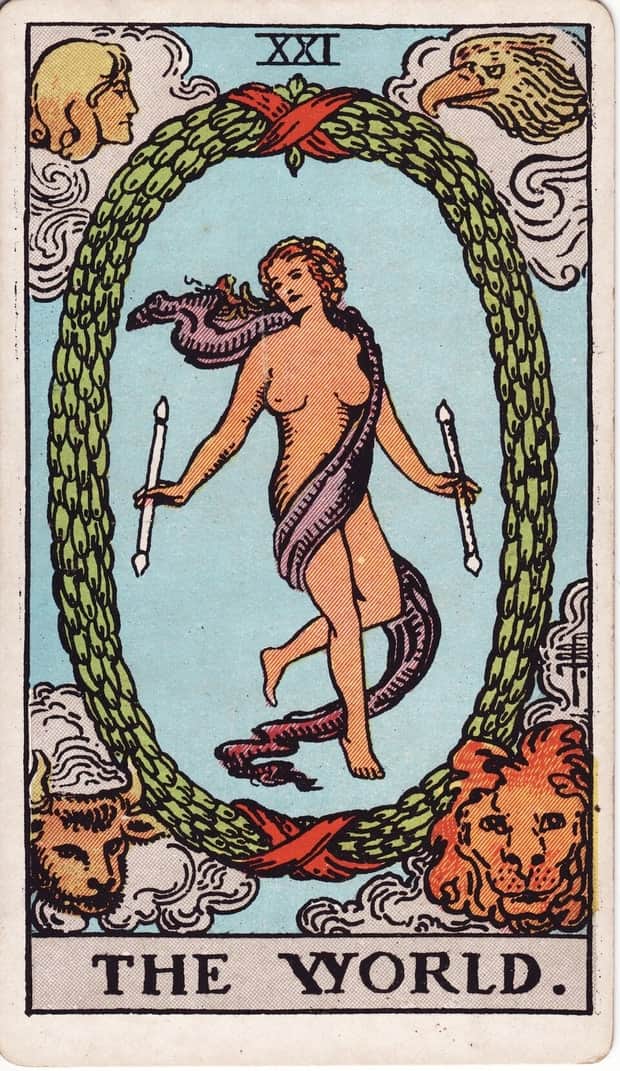 A gravura da carta O Mundo no baralho de tarot Rider-Waite-Smith