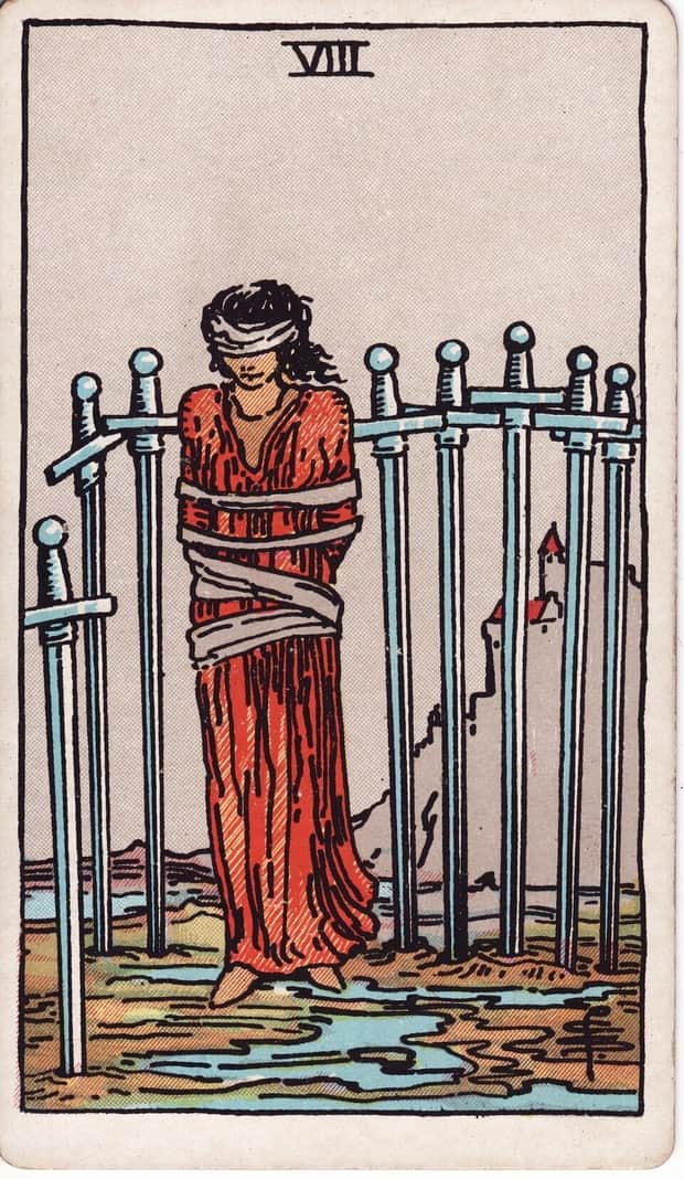 A gravura da carta Oito de Espadas no baralho de tarot Rider-Waite-Smith