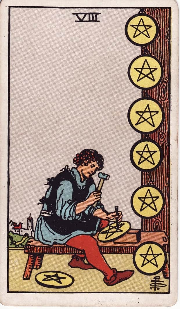 A gravura da carta Oito de Ouros no baralho de tarot Rider-Waite-Smith