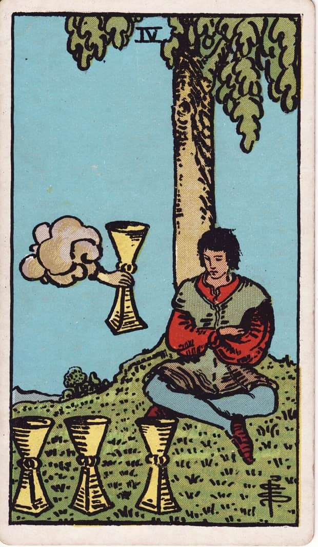 A gravura da carta Quatro de Copas no baralho de tarot Rider-Waite-Smith