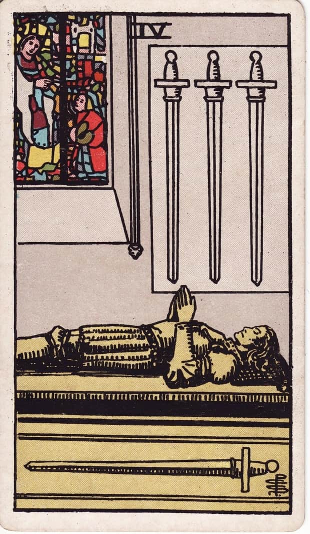 A gravura da carta Quatro de Espadas no baralho de tarot Rider-Waite-Smith