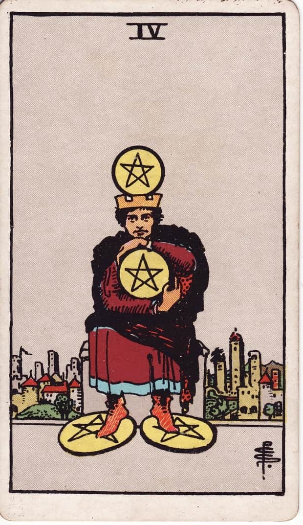 A gravura da carta Quatro de Ouros no baralho de tarot Rider-Waite-Smith