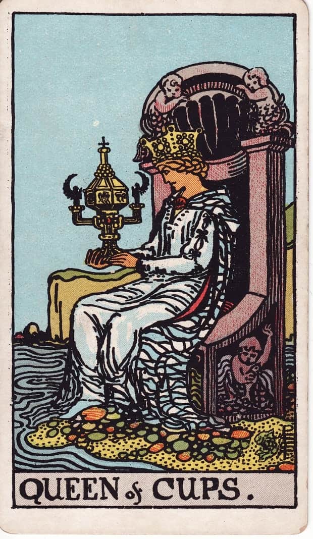 A gravura da carta Rainha de Copas no baralho de tarot Rider-Waite-Smith