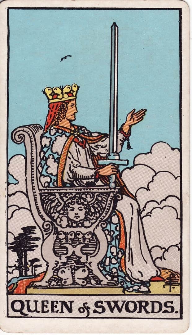 A gravura da carta Rainha de Espadas no baralho de tarot Rider-Waite-Smith