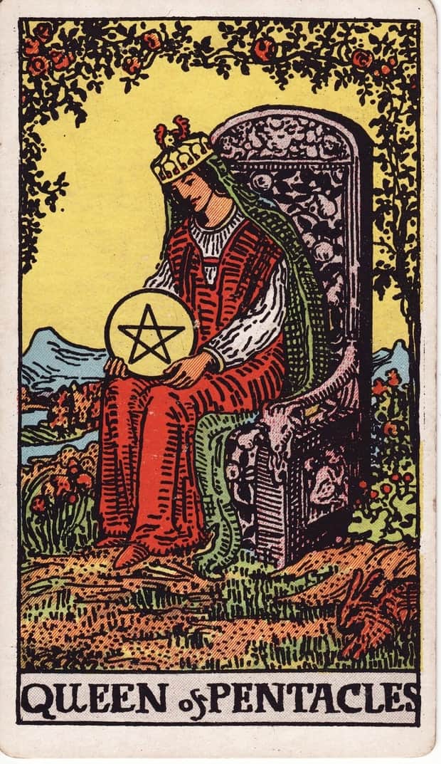 A gravura da carta Rainha de Ouros no baralho de tarot Rider-Waite-Smith