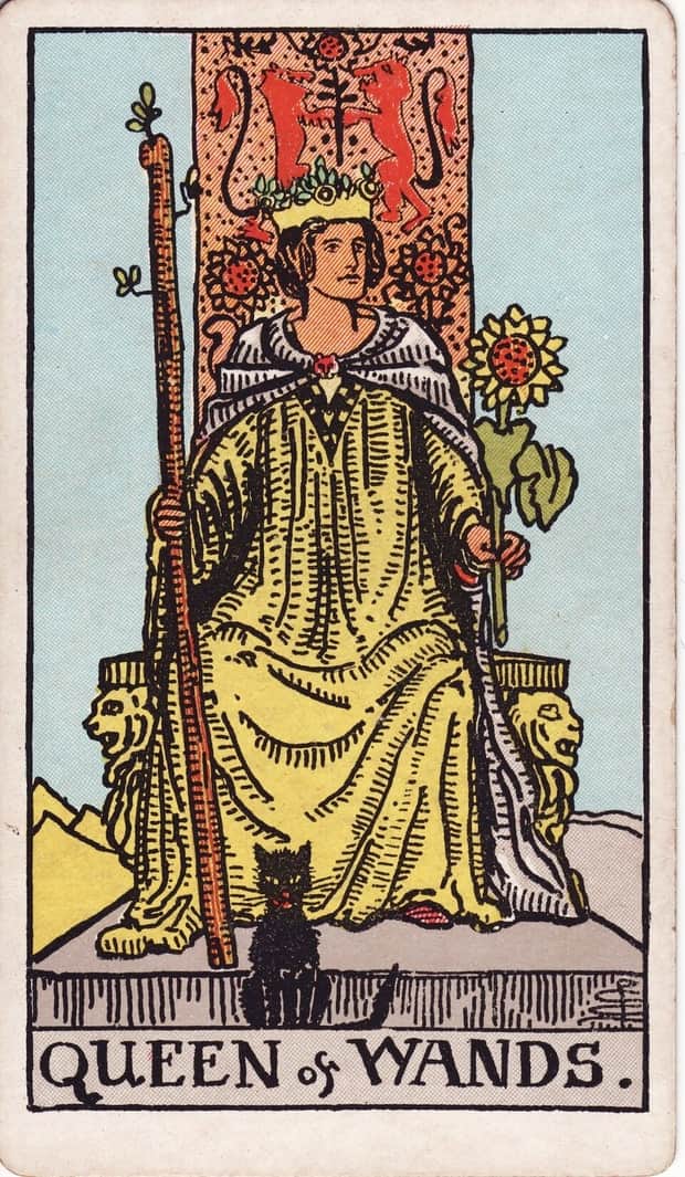 A gravura da carta Rainha de Paus no baralho de tarot Rider-Waite-Smith