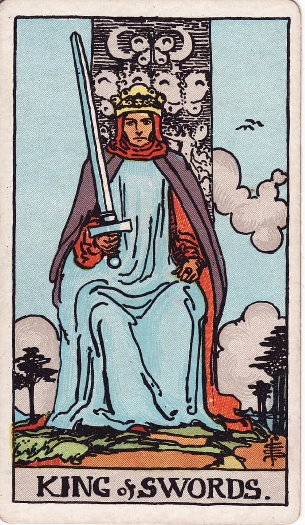 A gravura da carta Rei de Espadas no baralho de tarot Rider-Waite-Smith