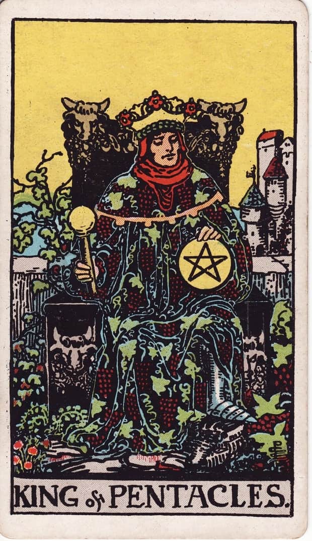 A gravura da carta Rei de Ouros no baralho de tarot Rider-Waite-Smith