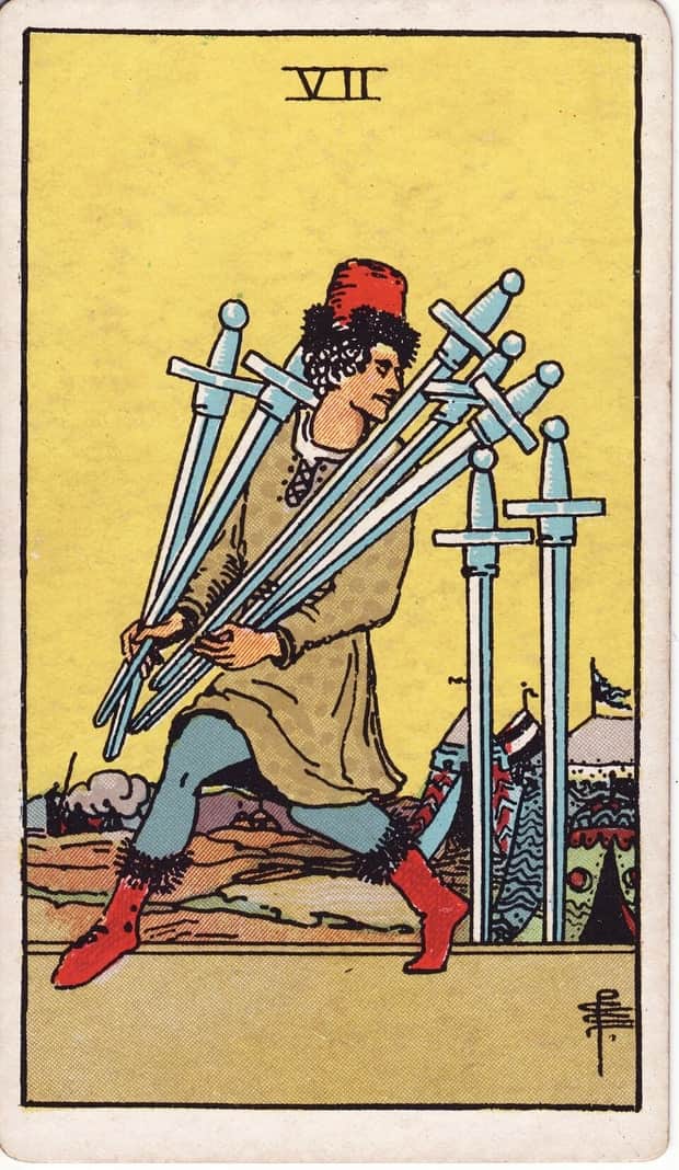 A gravura da carta Sete de Espadas no baralho de tarot Rider-Waite-Smith