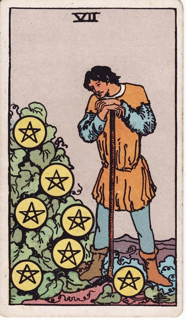 A gravura da carta Sete de Ouros no baralho de tarot Rider-Waite-Smith