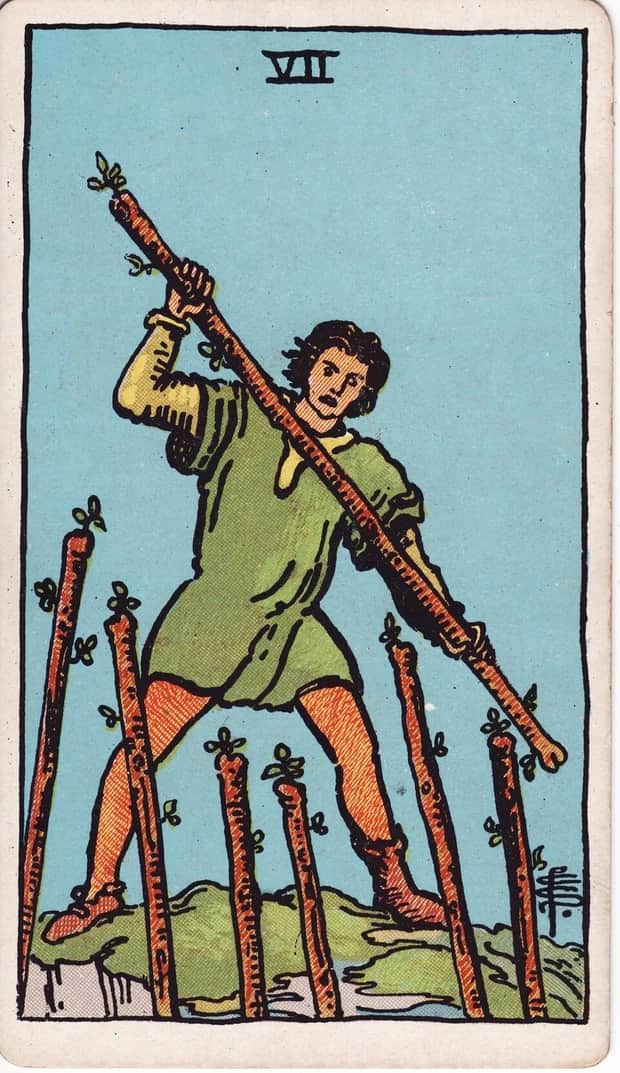 A gravura da carta Sete de Paus no baralho de tarot Rider-Waite-Smith
