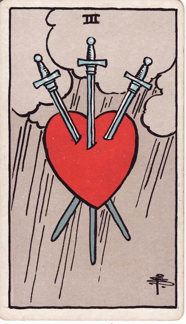 A gravura da carta Três de Espadas no baralho de tarot Rider-Waite-Smith