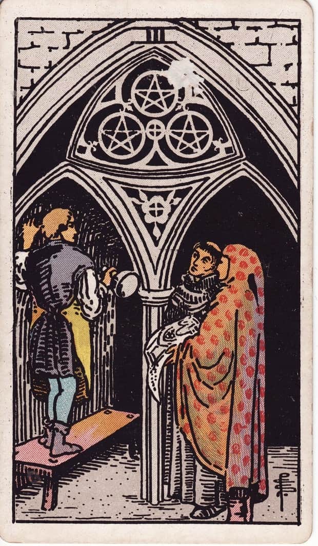 A gravura da carta Três de Ouros no baralho de tarot Rider-Waite-Smith
