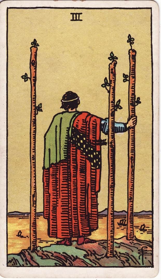 A gravura da carta Três de Paus no baralho de tarot Rider-Waite-Smith